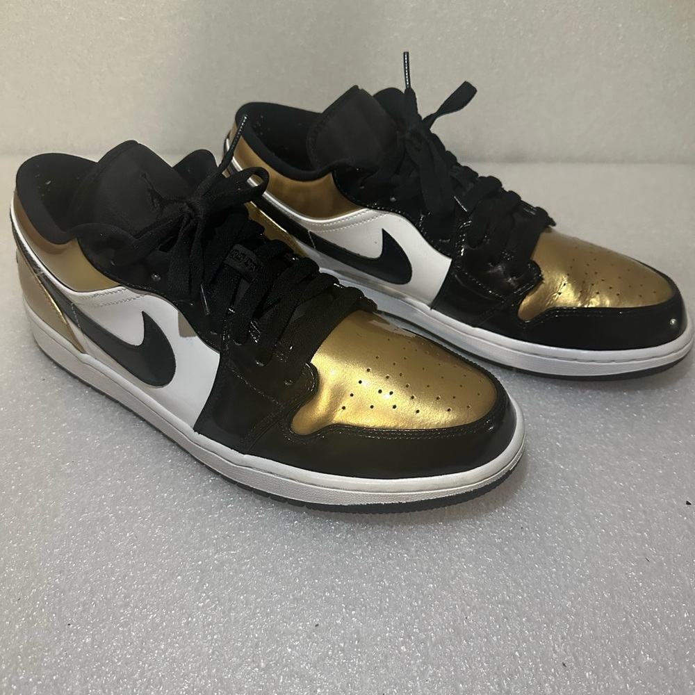 Nike Men's Black and Gold Sneakers